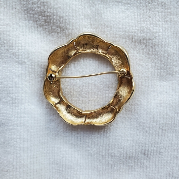 Vintage Mid 50s-60s Crown Trifari Round Gold Metal Brooch, 1.5 Inch Diameter - Picture 2 of 2